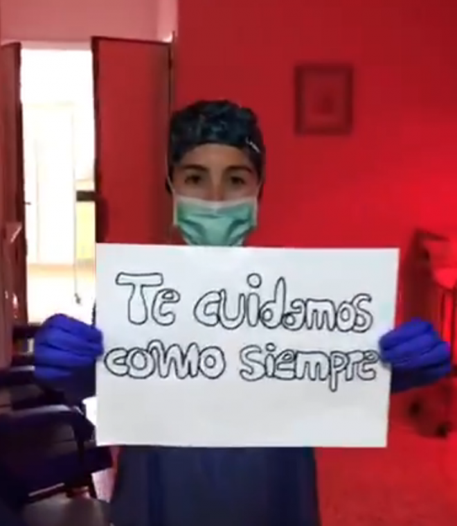 Los sanitarios del Hospital Puerta del Mar cantan por Manuel Carrasco.