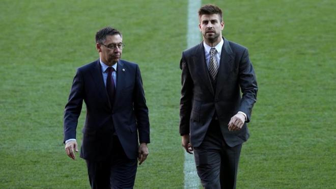 Piqué y Bartomeu, en el césped del Camp Nou (Foto: EFE).