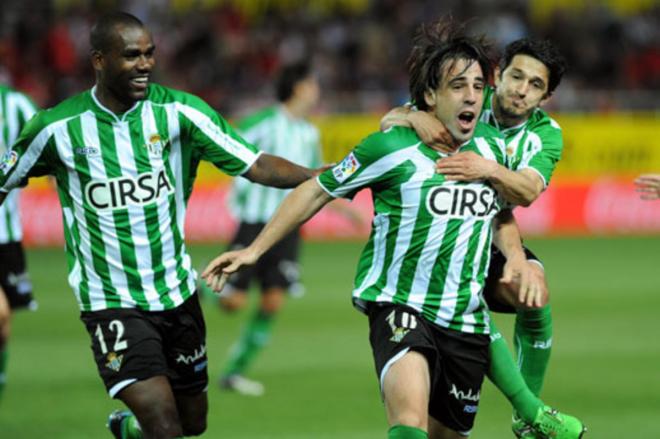 Beñat celebra el gol que anotó en el derbi sevillano para el Betis de 2011/2012. (Foto: Kiko Hurtado).