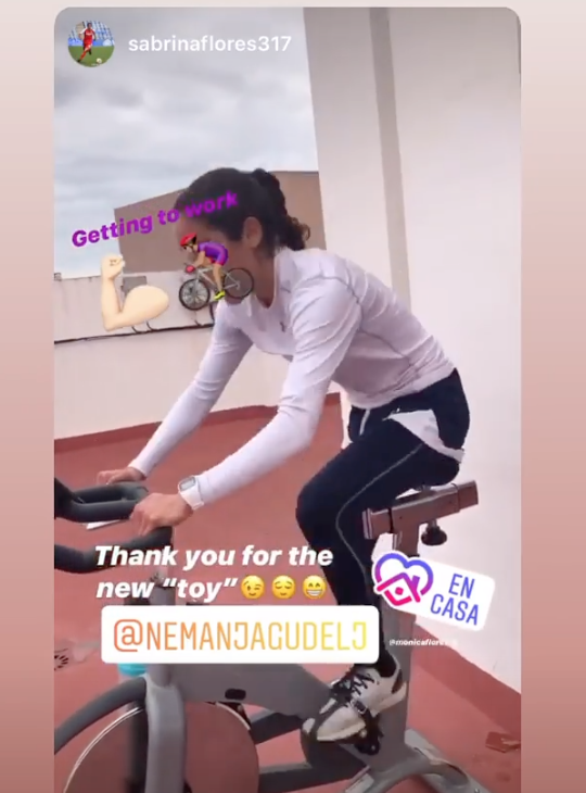 Nemanja Gudelj regala a Mónica Flores, jugadora del Valencia, una bici estática para entrenar.