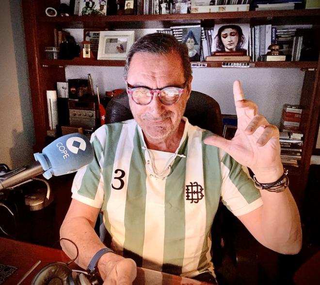 Carlos Herrera con la camiseta verdiblanca (Foto: Twitter).