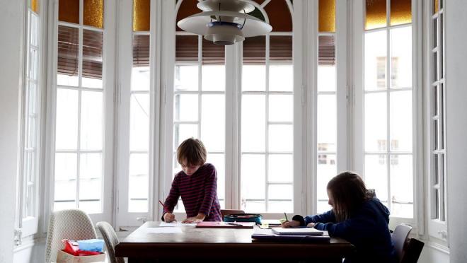 Dos niños haciendo deberes en su casa durante el coronavirus (Foto: EFE).
