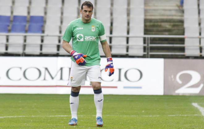 Esteban, en un partido con el Oviedo en la temporada 2014/2015 (Foto: Lorena Francos).