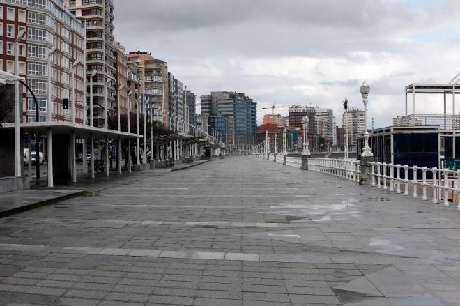 Gijón, vacío ante el estado de alarma decretado por el coronavirus (Foto: Luis Manso).