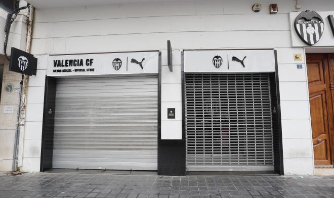 Tampoco se puede abrir la tienda del Valencia CF a causa del coronavirus (Foto: David González).