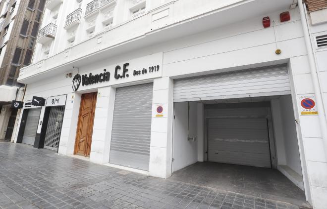 Las oficinas del Valencia CF también permanecen cerradas (Foto: David González).