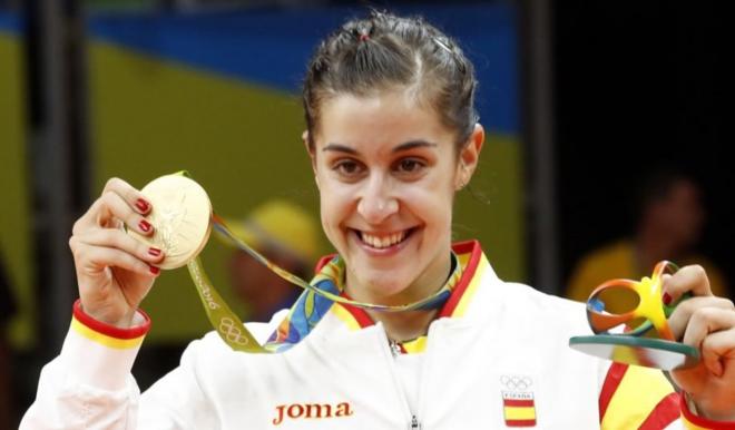 Carolina Marín posa con su medalla de oro en los Juegos Olímpicos de Río 2016.
