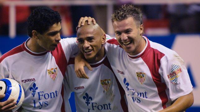 Darío Silva celebra un gol con Antoñito y Renato.