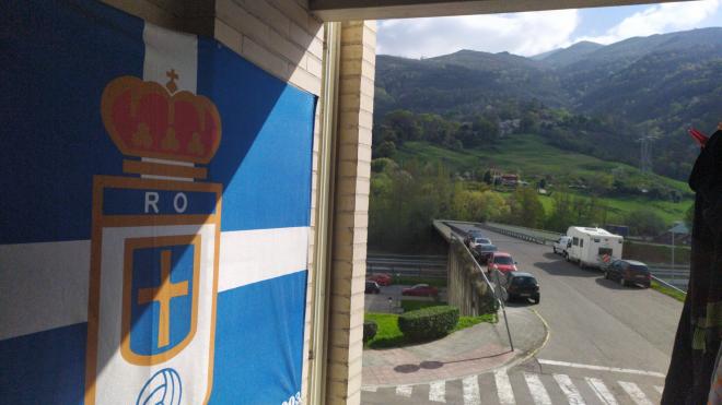 Bandera del Oviedo en una terraza en el día del 94 aniversario.