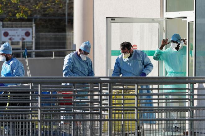Sanitarios franceses en las puertas de un hospital en la pandemia de coronavirus.