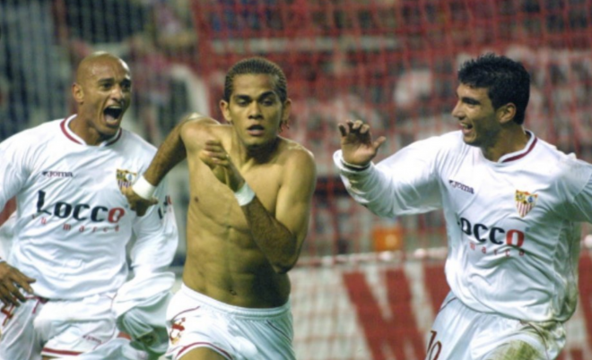 Alves celebra su gol contra el Real Madrid con Reyes y Darío Silva.