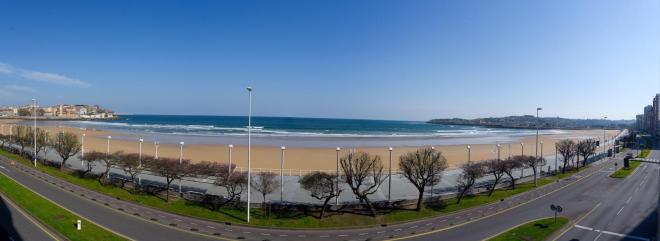 La Playa de San Lorenzo, en Gijón, desierta por la cuarentena (Foto: Luis Manso).