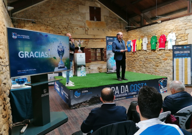Rafael Louzá presenta un acto con participación de la Federación Gallega de Fútbol.