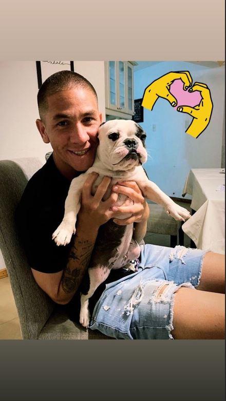 Danilo Ortíz, junto a su perro.