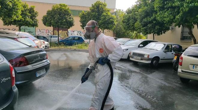 Un trabajador de LIPASAM, desinfectando las calles.