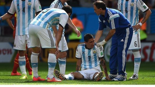 Di María es atendido en el suelo por el médico de la selección argentina durante el Mundial de 2