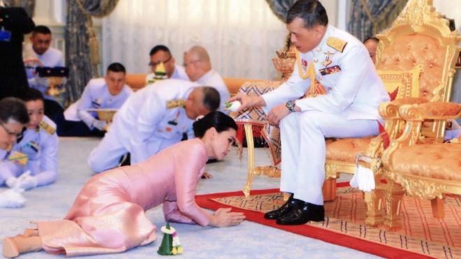 Rama X, rey de Tailandia, ejerce un ritual sobre una de sus concubinas.