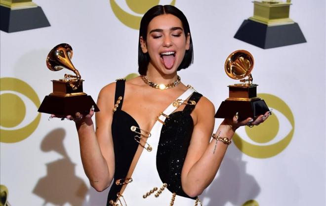 Dua Lipa recogiendo dos Grammys (Foto: AFP).