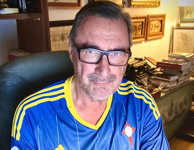 Carlos Herrera con la camiseta del Celta (Foto:Twitter).