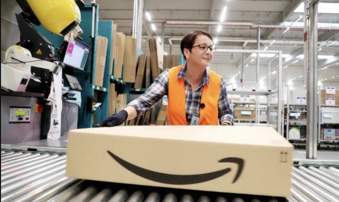 Una trabajadora de Amazon, servicio de venta por internet (Foto: EFE).