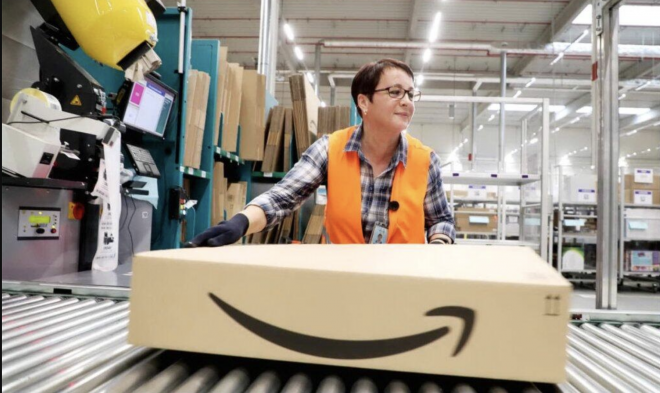 Una trabajadora de Amazon (Foto: EFE).