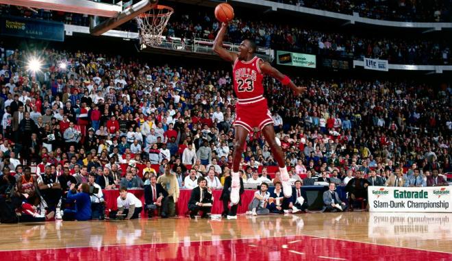 El icónico mate de Michael Jordan en un concurso de la NBA.