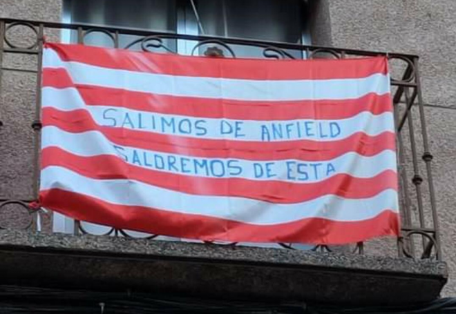 El mensaje de un aficionado del Atlético de Madrid en un balcón.