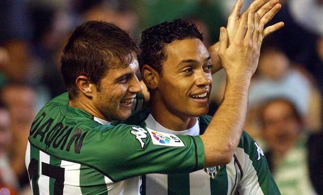Joaquín y Oliveira celebran un gol en el Betis.