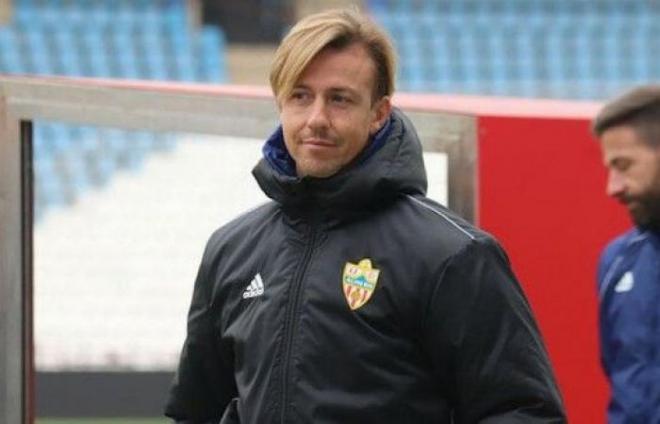 Guti, entrenador del Almería, durante un partido (Foto: EFE).