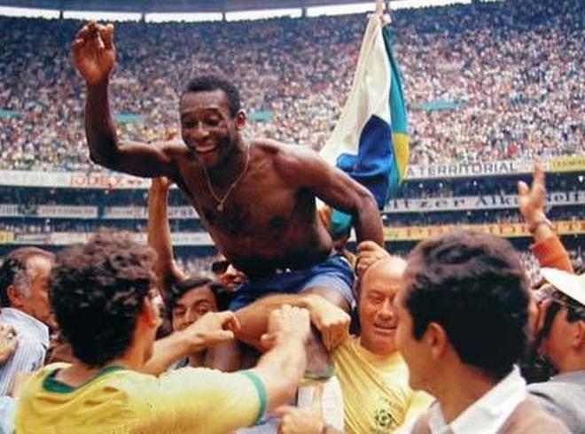 Pelé en la cresta de la ola haciendo campeona del mundo a Brasil.