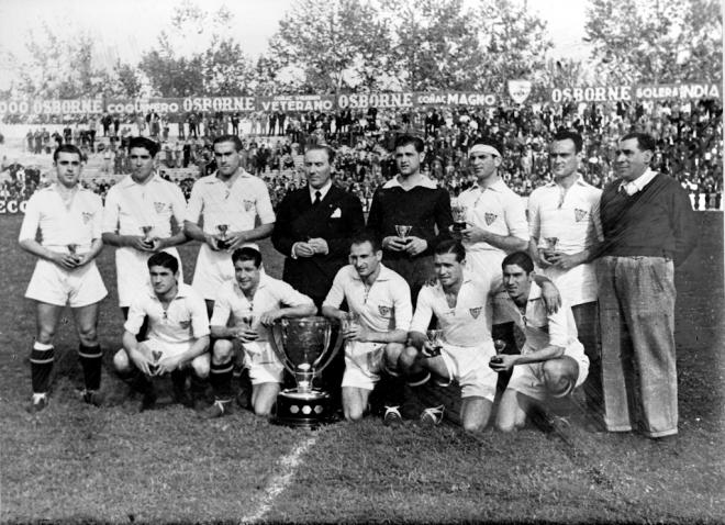 El Sevilla, con el trofeo de campeón de Liga (Foto: Área de Historia del Sevilla FC).