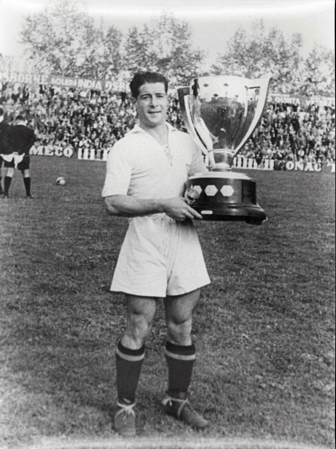 Pepe López, con el trofeo de campeón de Liga (Foto: Área de Historia del Sevilla FC).