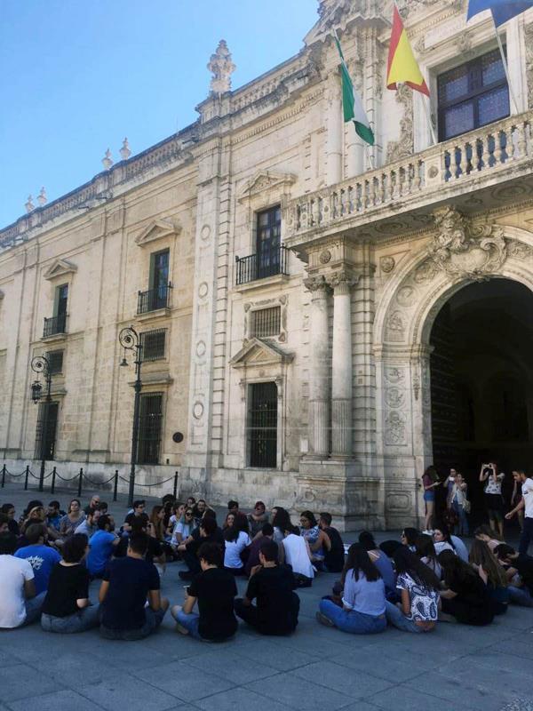Alumnos frente a la Universidad de Sevilla (Foto: EFE).