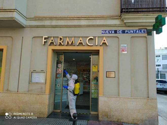 El Ayuntamiento inicia las tareas de desinfección previstas en los accesos a las farmacias de Cádiz.
