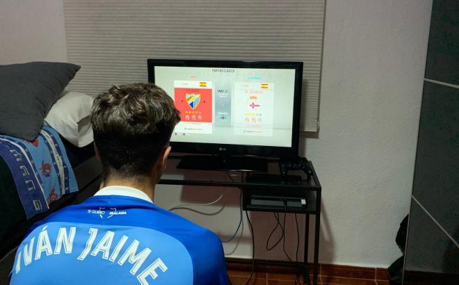 Iván Jaime, jugando al FIFA en su habitación.