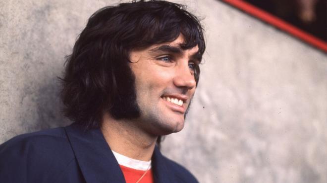 George Best, apodado el quinto Beatle, una leyenda del dribling.