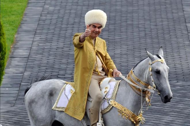 Gurbanguly Berdymukhamedov, presidente de Turkmenistán, a lomos de un caballo.