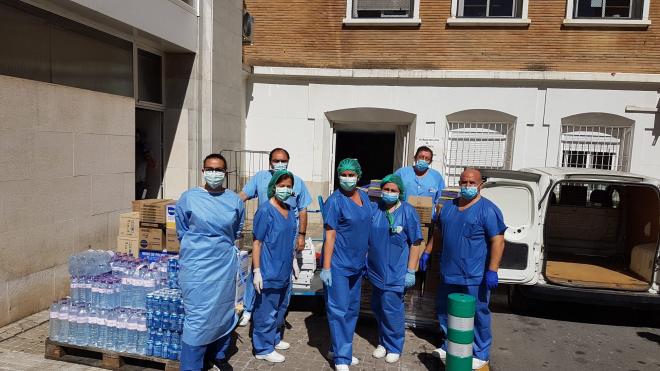 Personal sanitario recibiendo material en el Hospital Virgen del Rocío