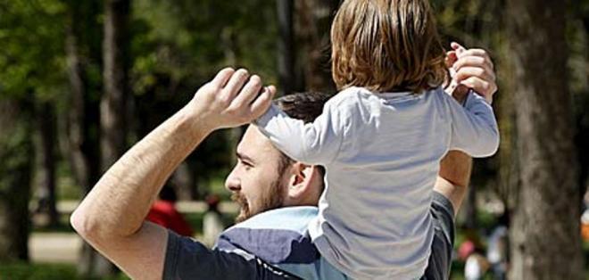 Un padre junto a su hijo paseando (Foto: EFE).