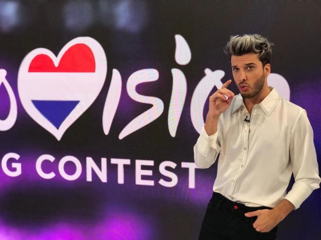 Blas Cantó posa con el póster de Eurovisión 2020.