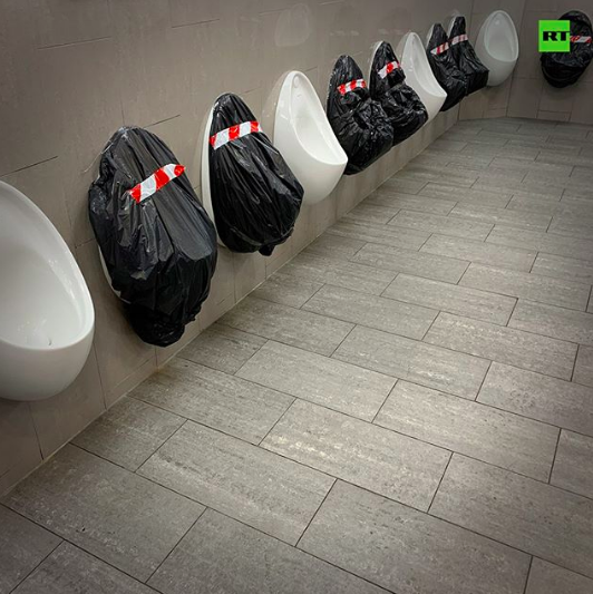 Urinarios con distancia de seguridad (Foto: Rusia Today).