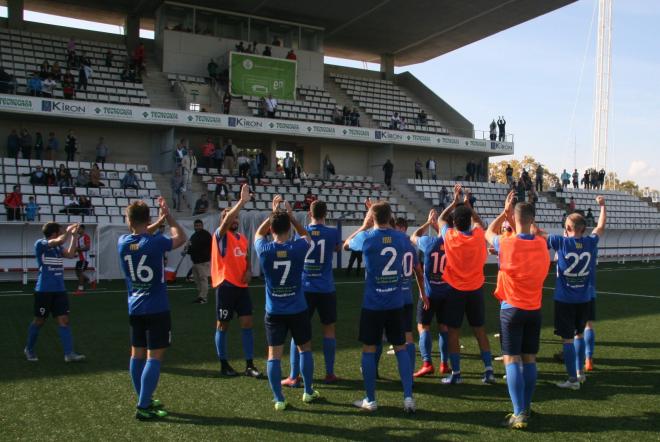 Los jugadores del Igualada saludan a su afición (Foto: Pere Santano).