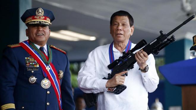 Rodrigo Duterte, presidente de Filipinas, posa con un rifle.