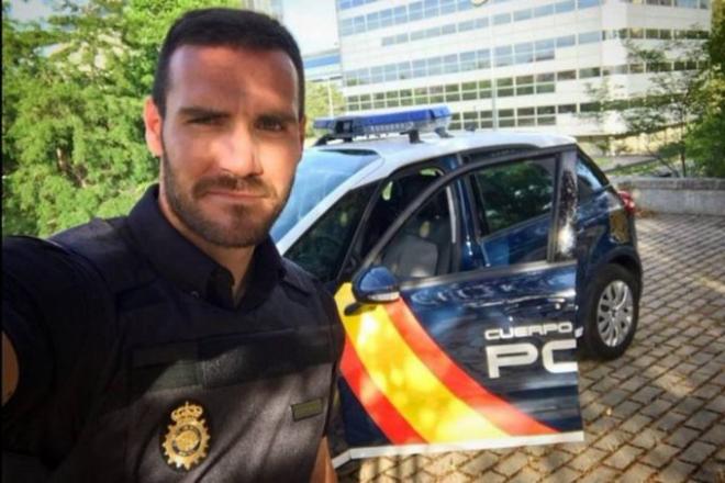 Saúl Craviotto junto a un coche patrulla de la Policía Nacional.