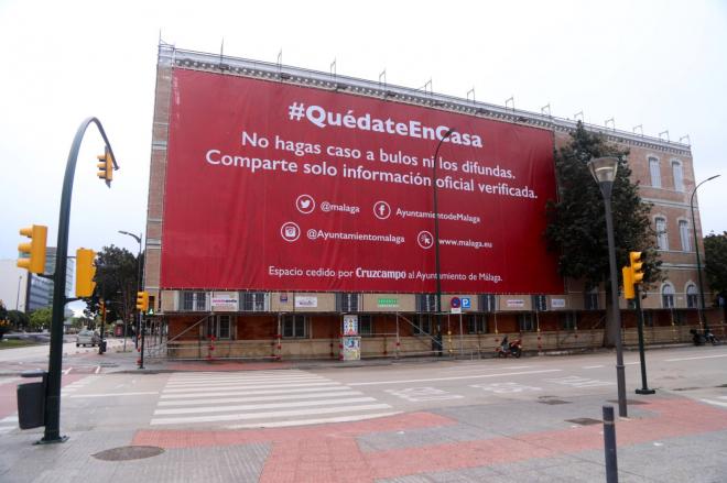 Cartel en pleno centro de Málaga que pide a los ciudadanos que se queden en casa (Foto: Ayuntamiento Málaga).