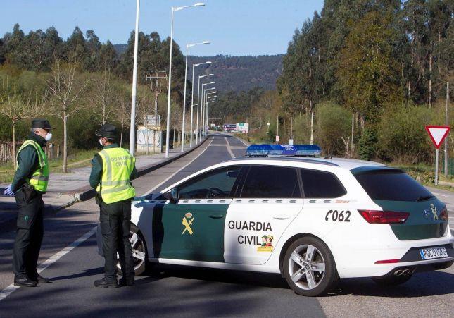 La Guardia Civil realiza un control de carreteras para evitar que la gente se salte el confinamiento.