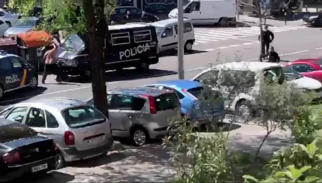 Un hombre con dos catanas golpea la luna de un coche de la Policía.