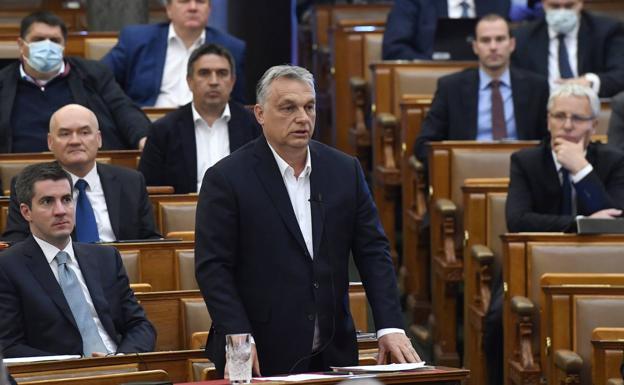 Viktor Orbán realizando una intervención en el Parlamento húngaro. (Foto: EFE).