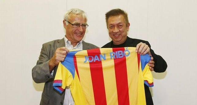 Peter Lim hace entrega a Joan Ribó de una camiseta del Valencia CF.