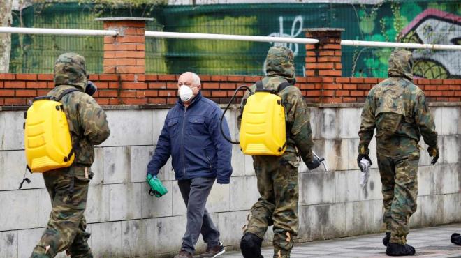 Militares en tareas de desinfección por el coronavirus en Gijón (Foto: EFE).